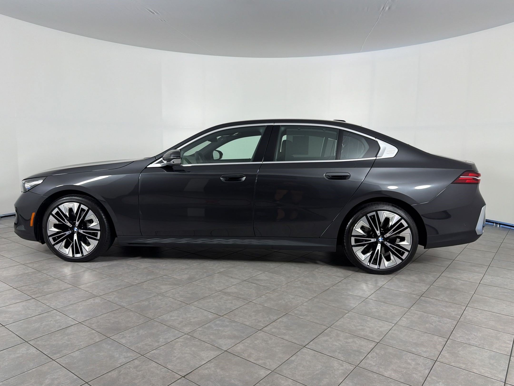 Used 2026 BMW 540i xDrive AWD/4WD image 2