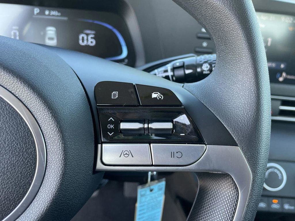 Certified 2024 Hyundai Elantra SE FWD image 29