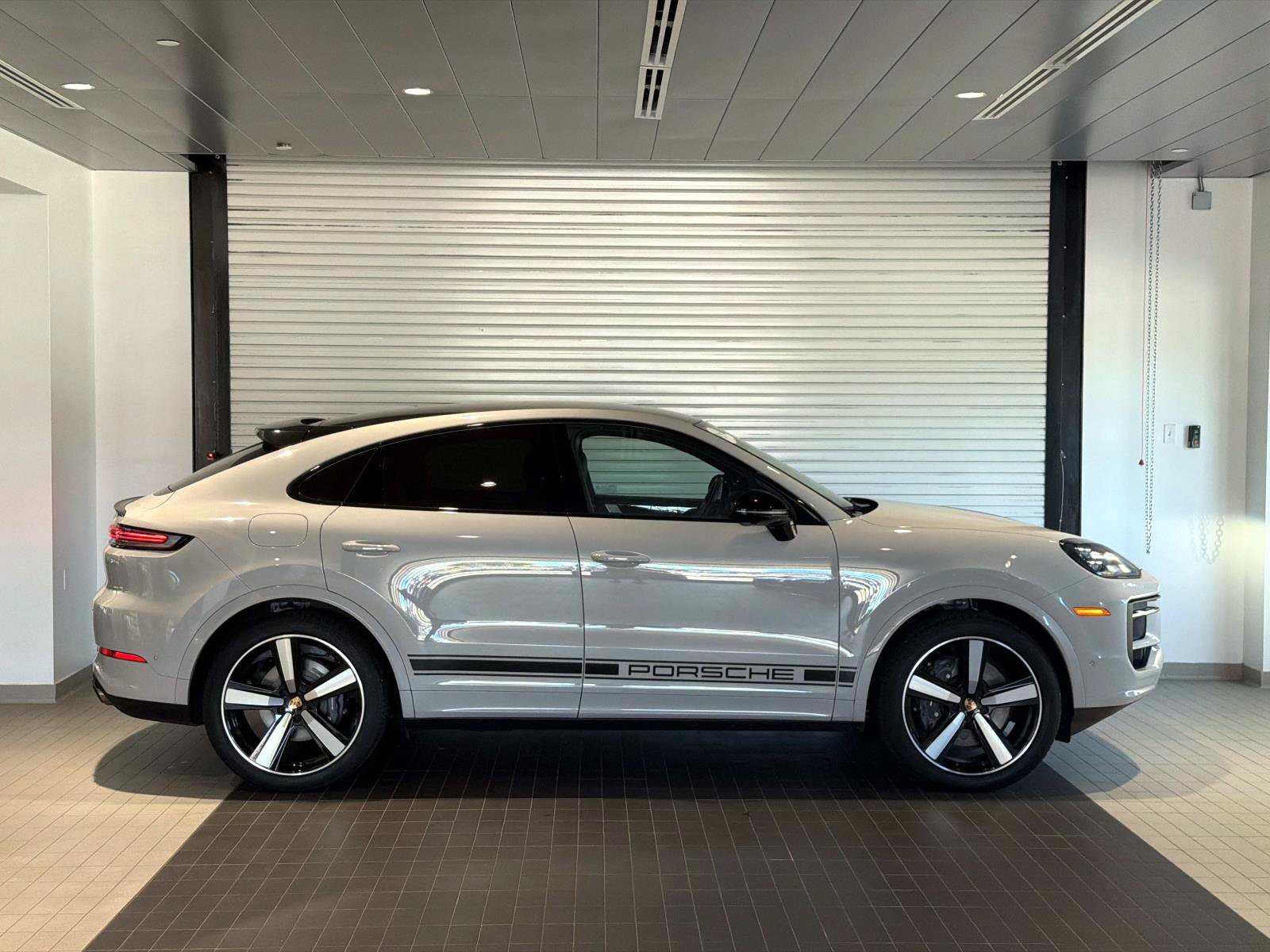 Used 2025 Porsche Cayenne Coupe AWD/4WD image 8