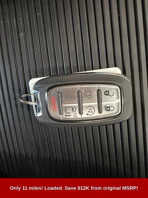 Used 2025 Chrysler Pacifica Limited FWD image 23