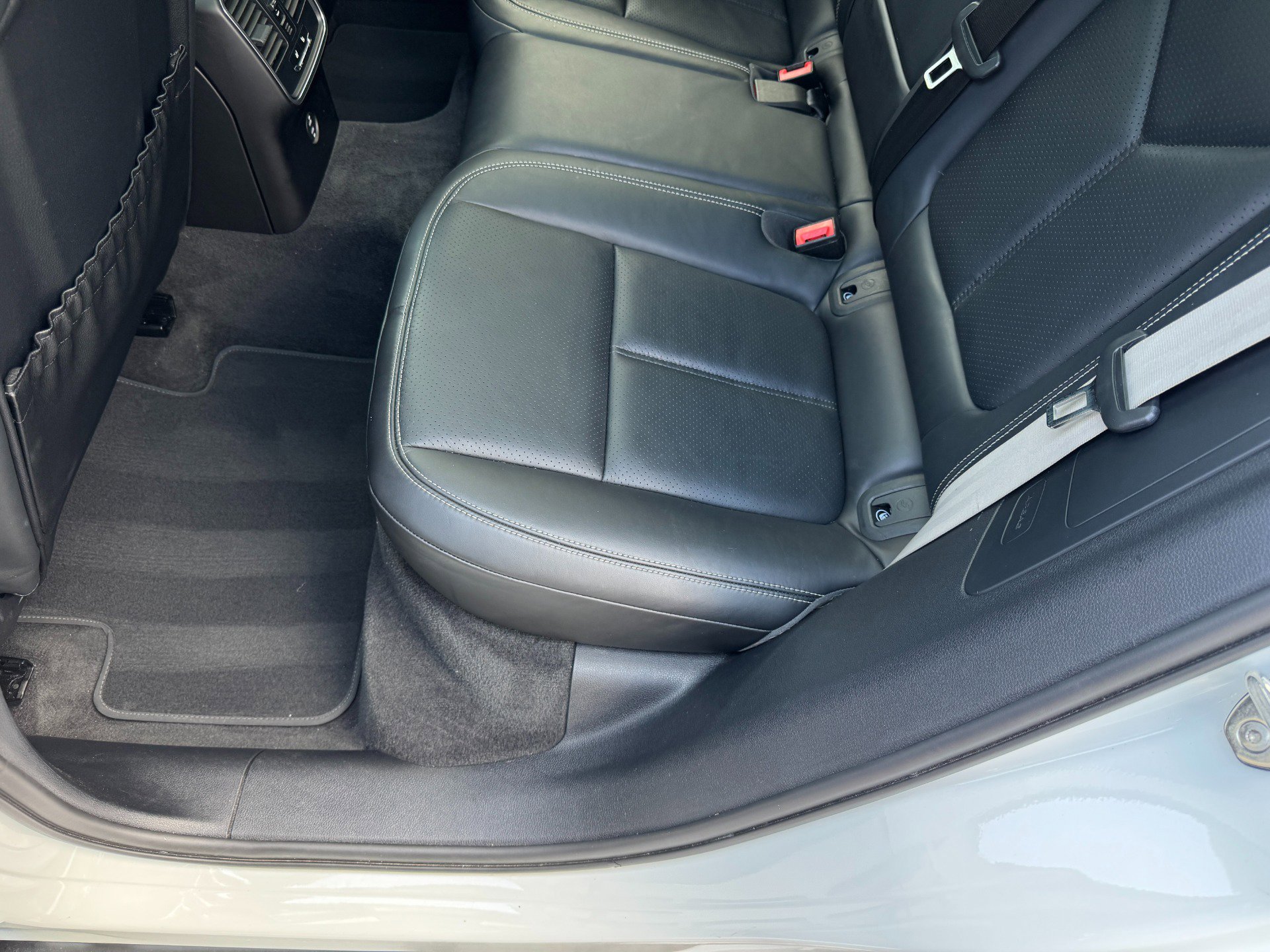 Used 2023 Porsche Macan image 48