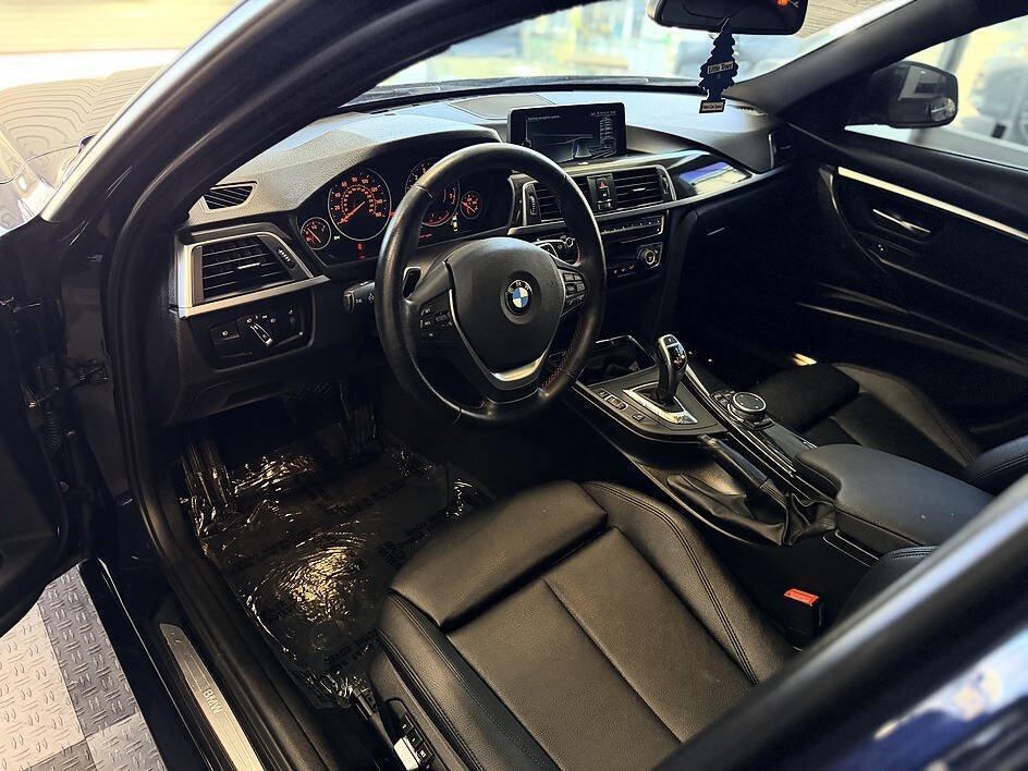 Used 2017 BMW 330i xDrive Sedan AWD/4WD image 4
