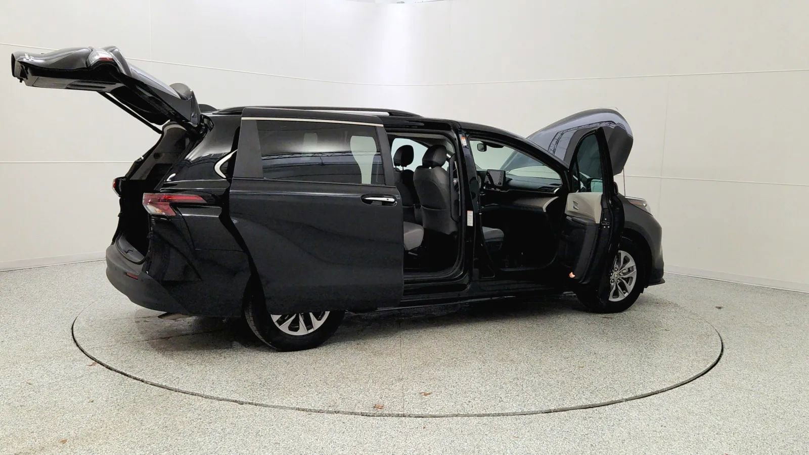 Used 2024 Toyota Sienna XLE image 12