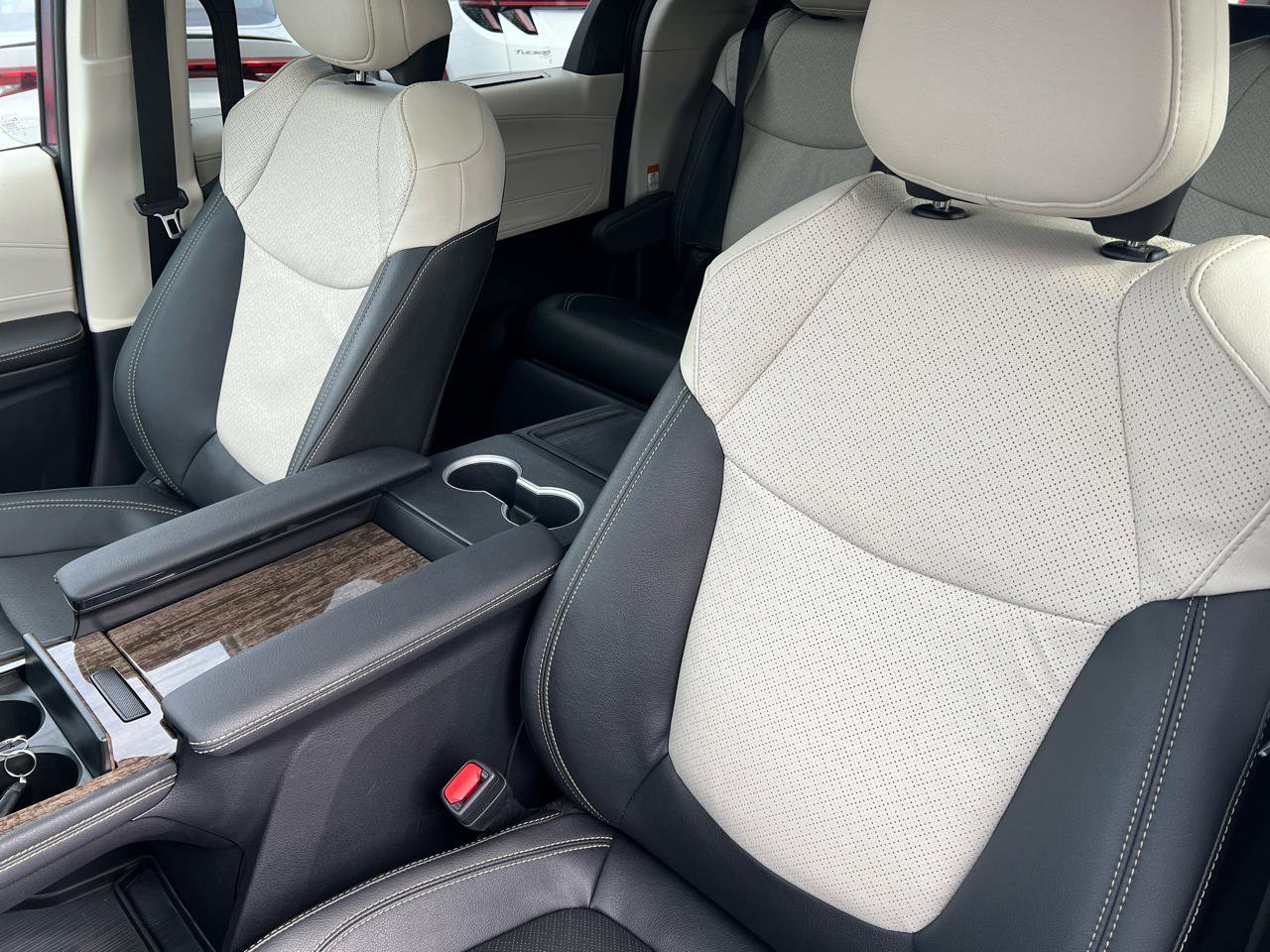 Used 2025 Toyota Sienna Platinum image 11