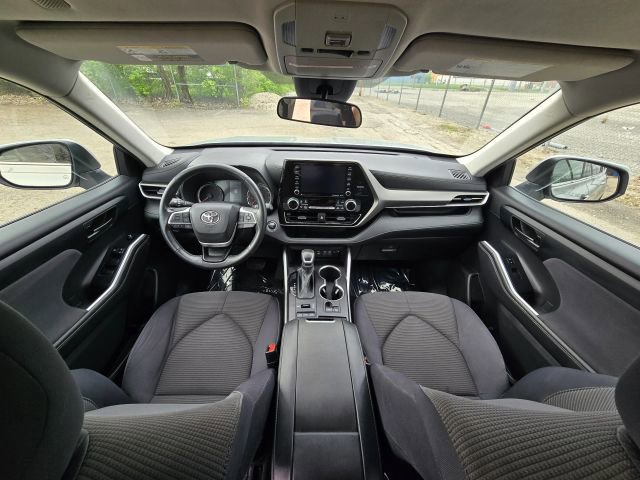 Used 2022 Toyota Highlander LE AWD/4WD image 19