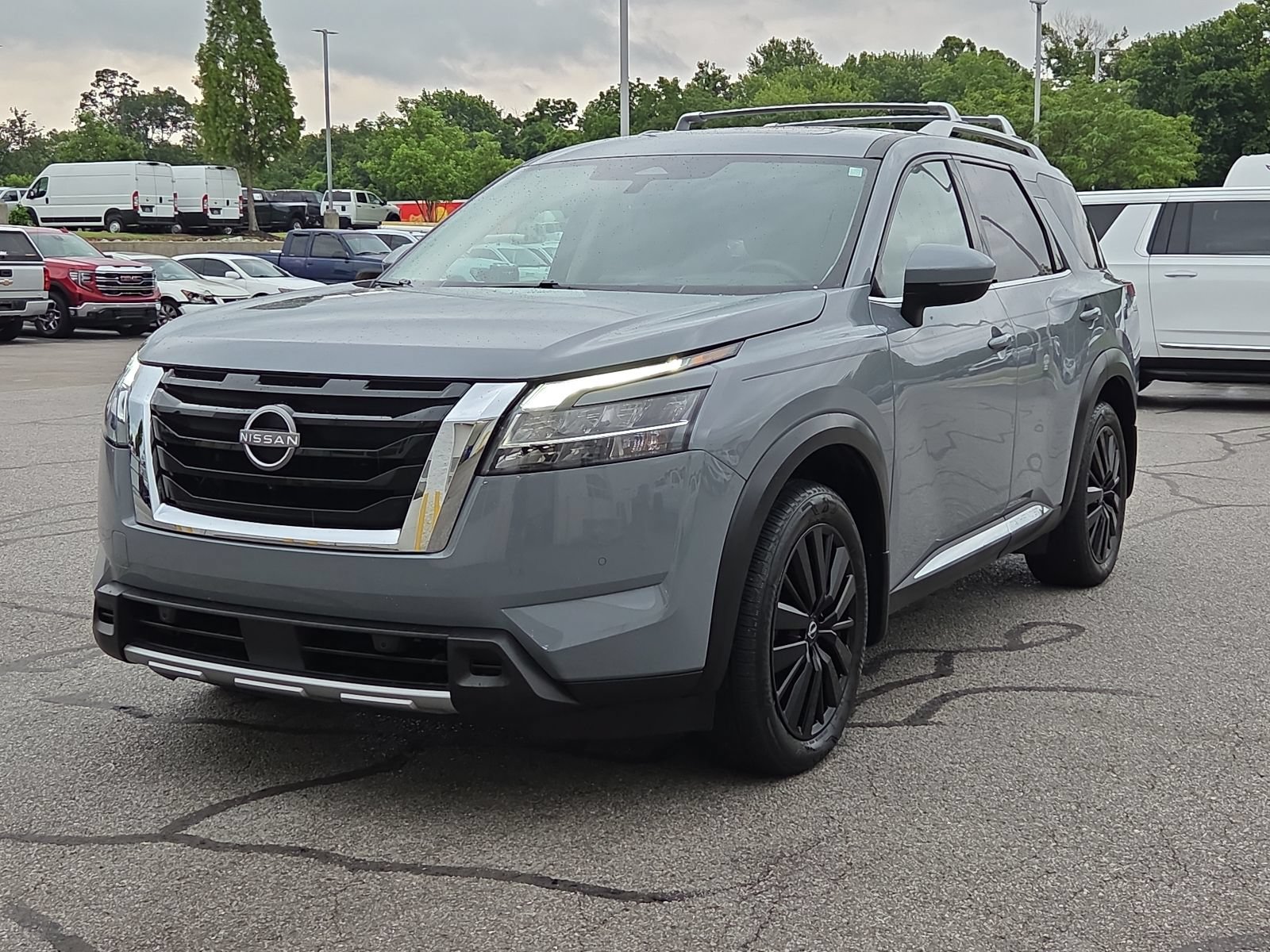 Used 2024 Nissan Pathfinder Platinum FWD image 3