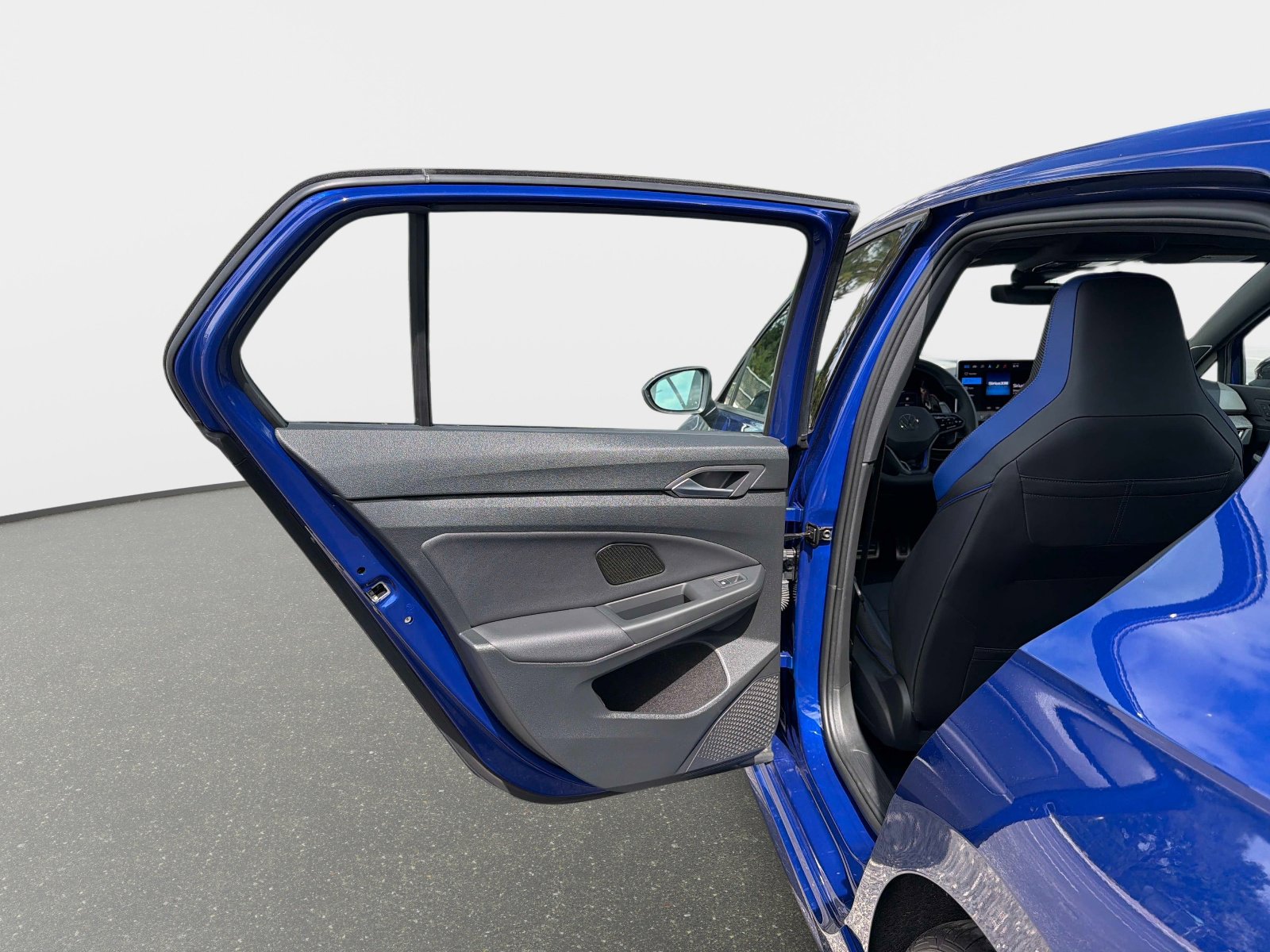 Used 2025 Volkswagen Golf image 32