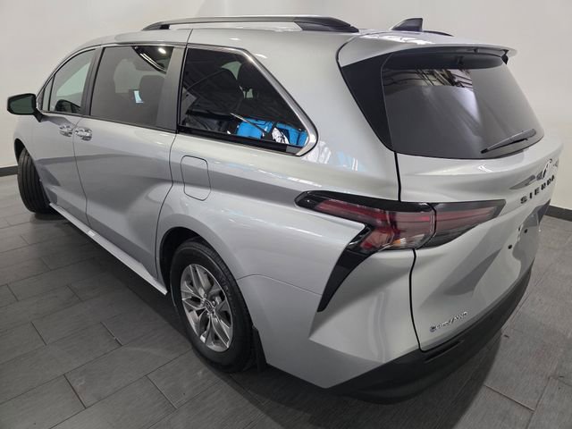 Used 2025 Toyota Sienna XLE w/ XLE Plus Package AWD/4WD image 3