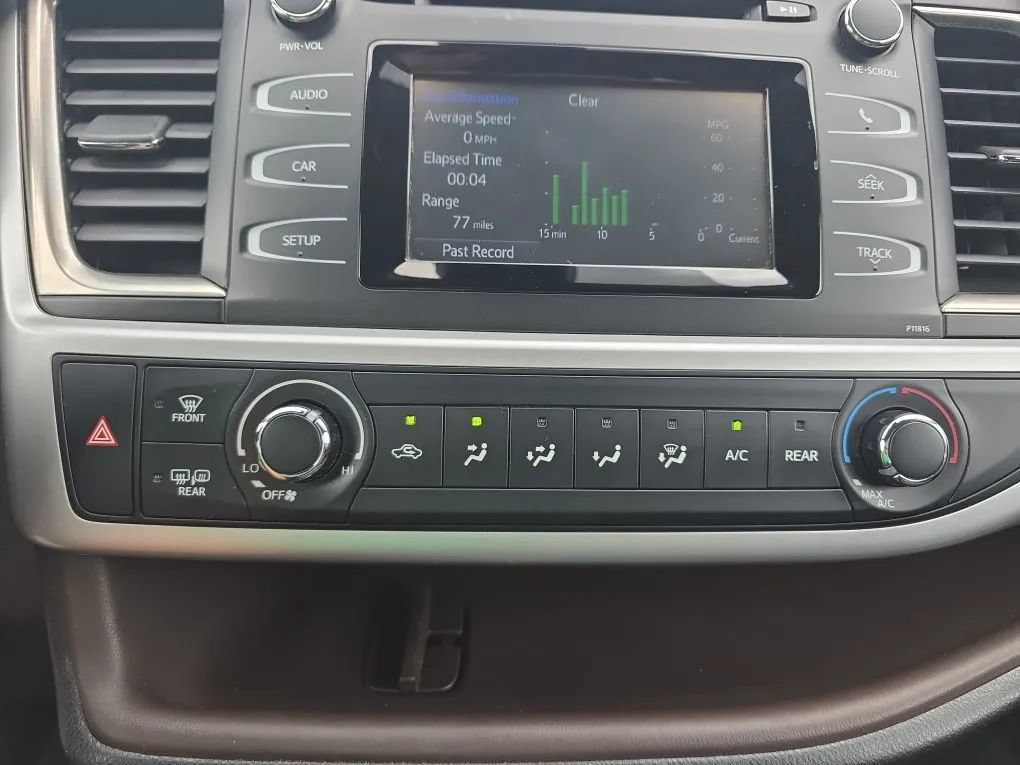 Used 2019 Toyota Highlander LE AWD/4WD image 29