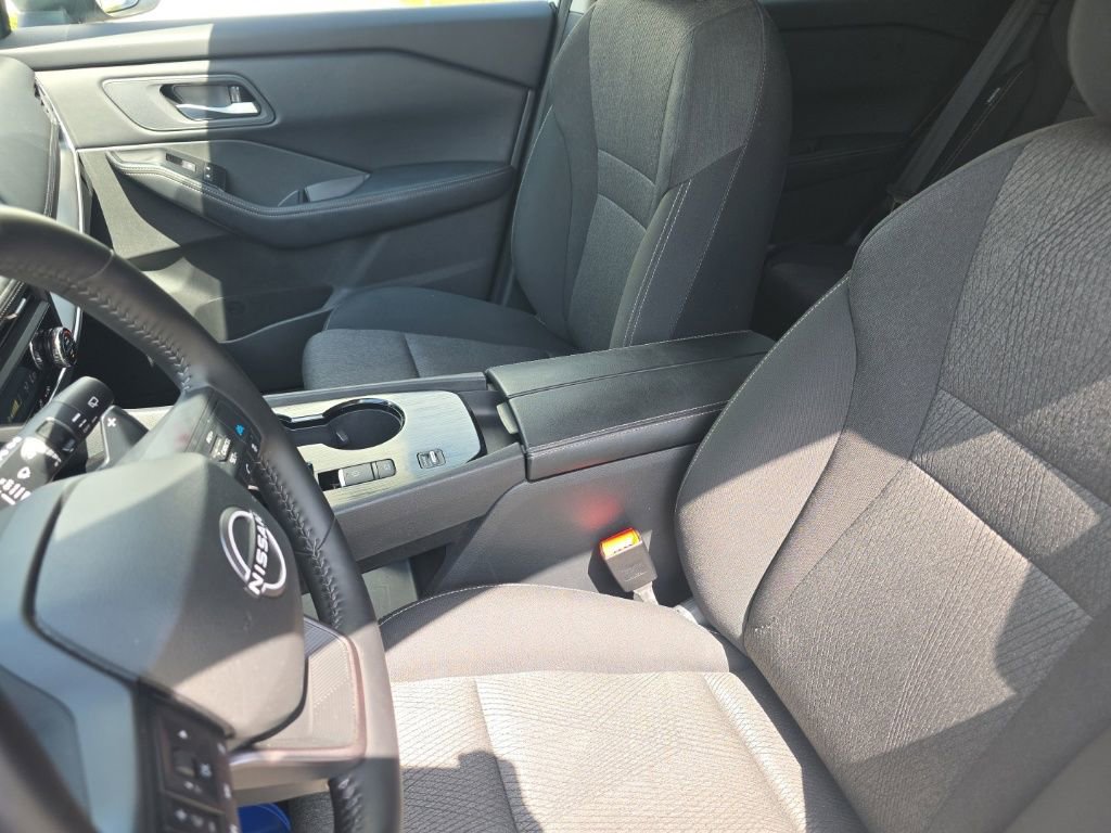 Used 2025 Nissan Rogue SV image 13