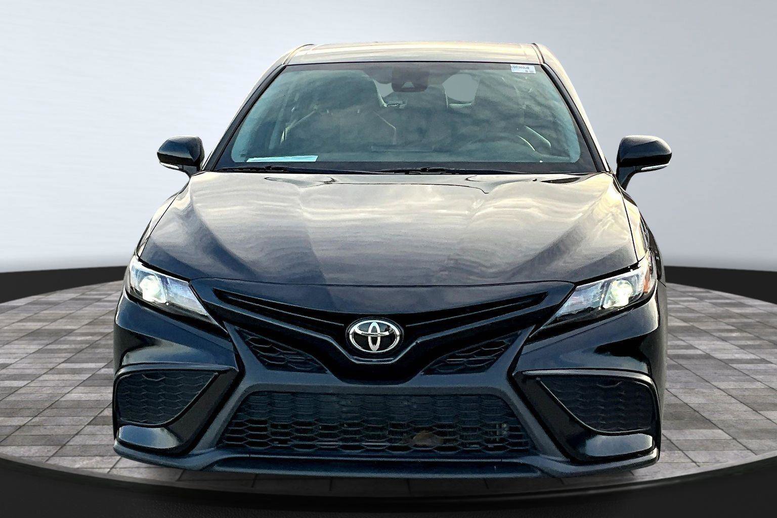 Used 2024 Toyota Camry SE image 3