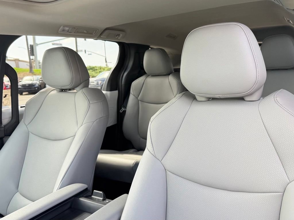 Used 2026 Toyota Sienna XLE FWD image 17