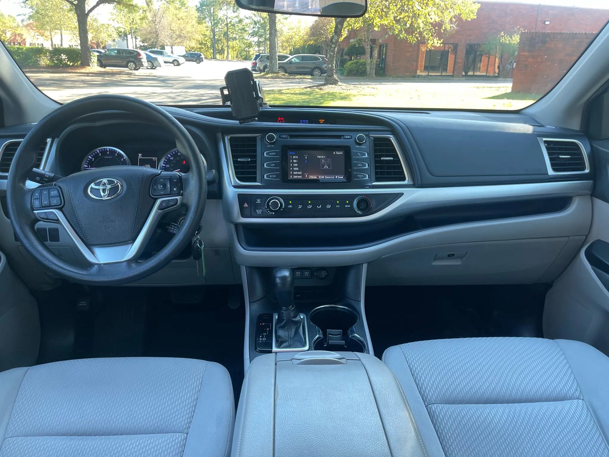 Used 2019 Toyota Highlander LE image 17