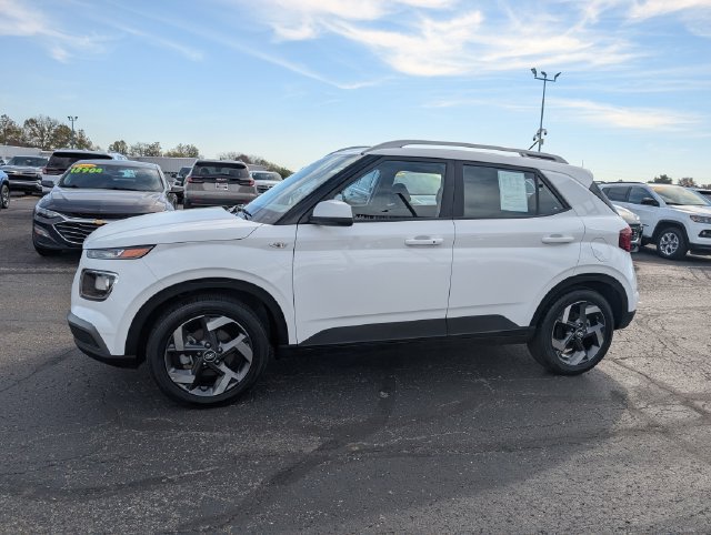 Used 2025 Hyundai Venue SEL FWD image 4