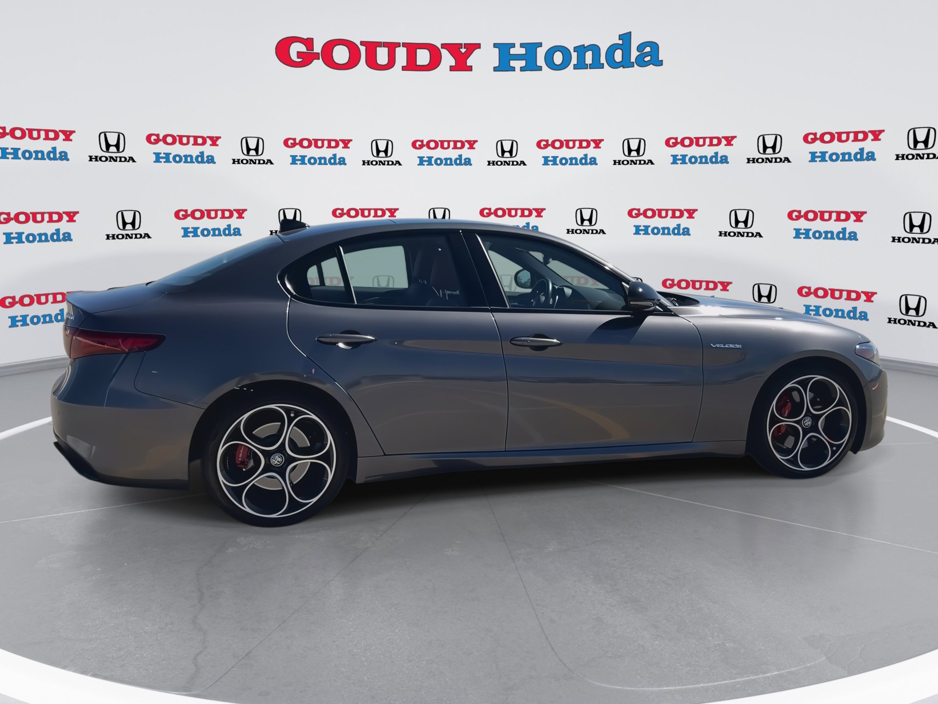 Used 2023 Alfa Romeo Giulia Veloce RWD image 9