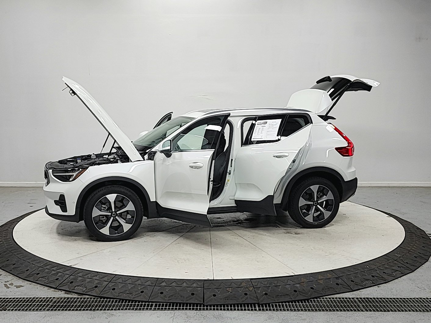 Used 2024 Volvo XC40 B5 Plus AWD/4WD image 13