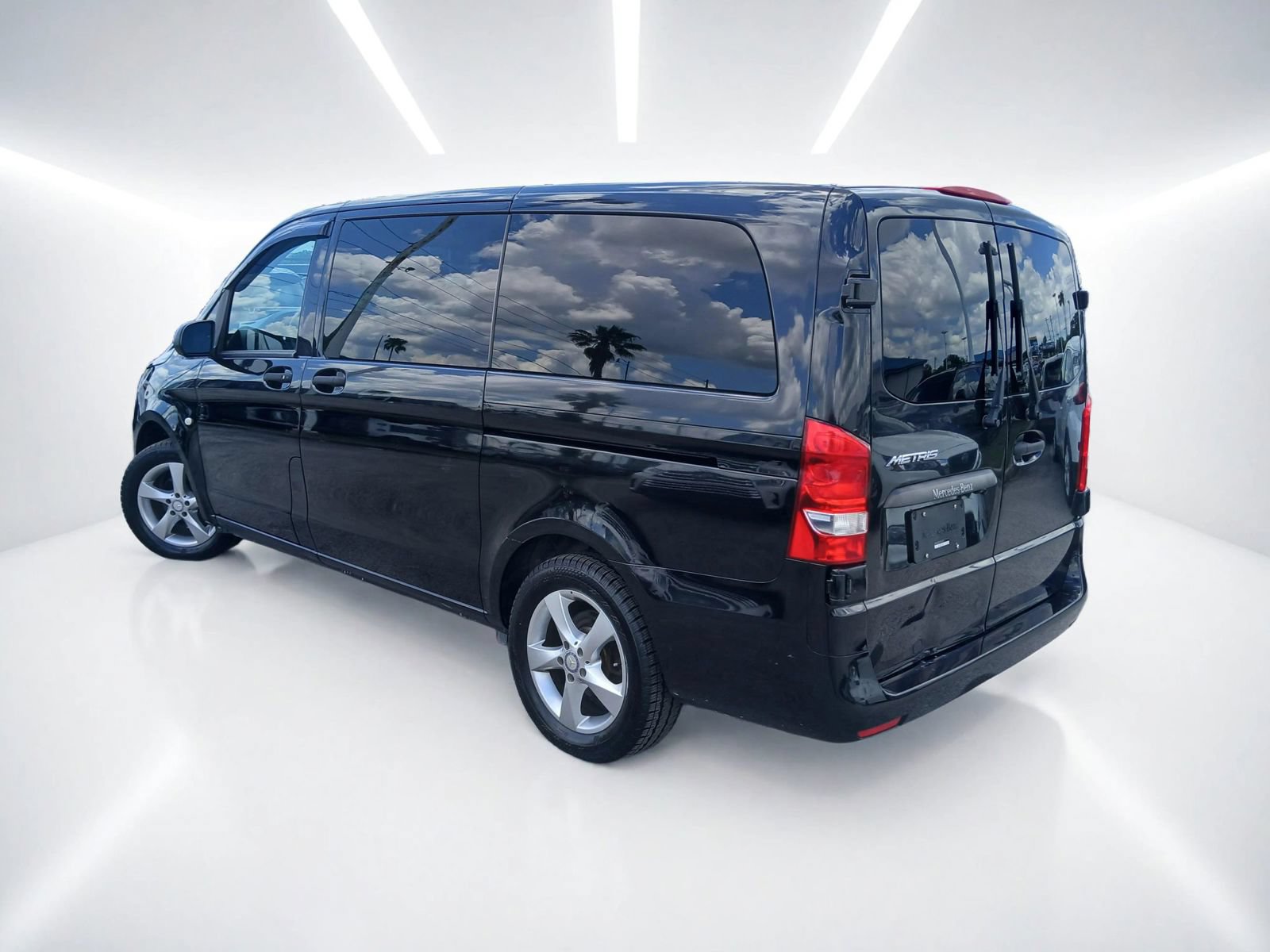 Used 2017 Mercedes-Benz Metris Passenger image 4
