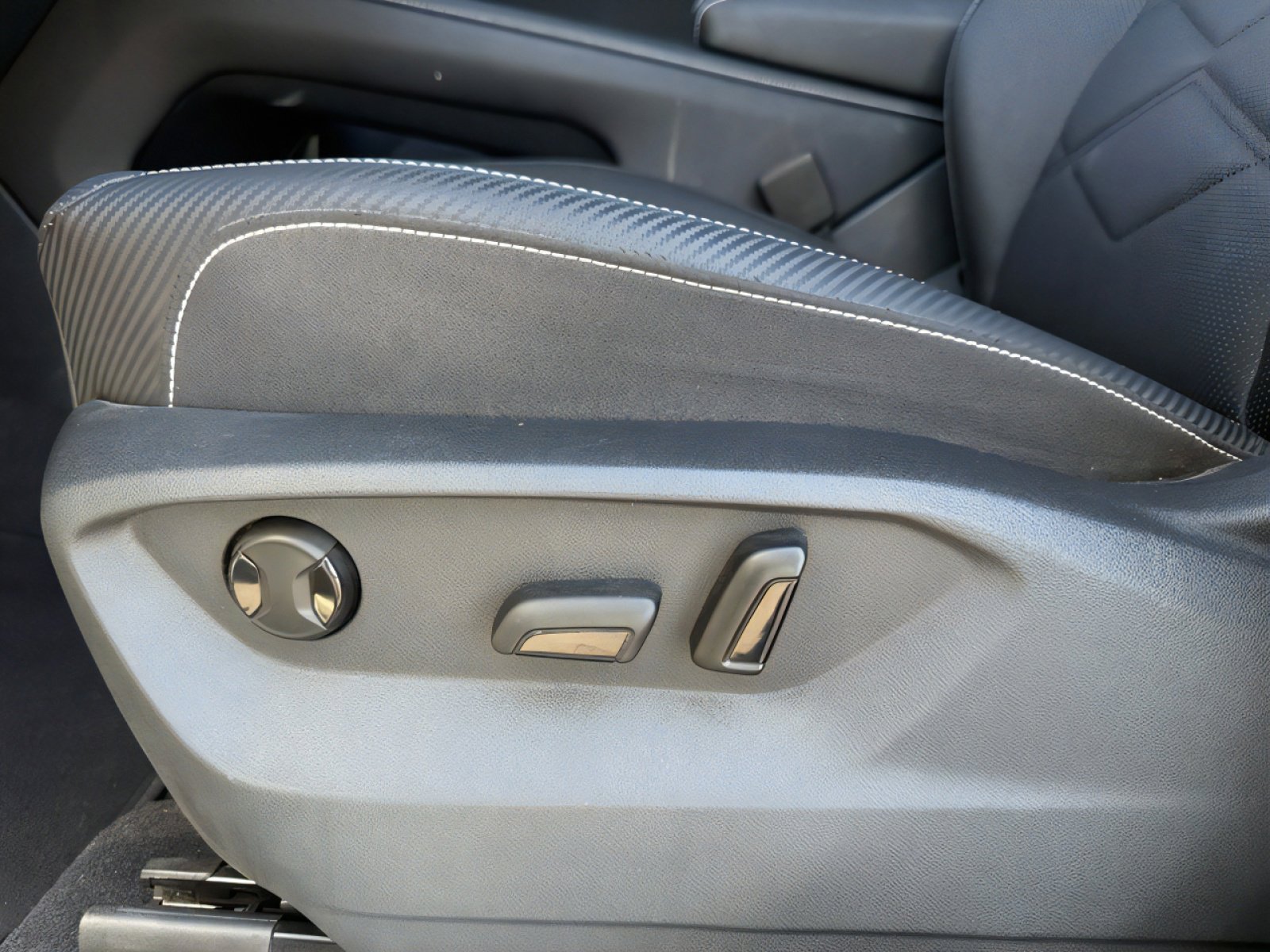 Used 2024 Volkswagen Atlas Cross Sport SE image 11