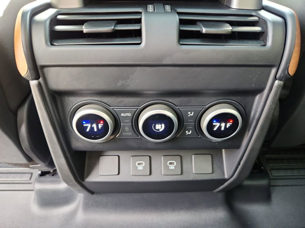 Used 2024 Land Rover Defender 110 SE image 25