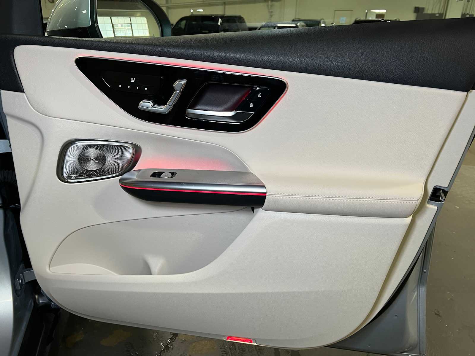 Used 2025 Mercedes-Benz GLC 300 4MATIC image 10