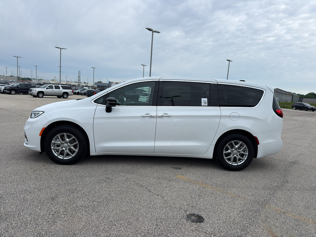New 2026 Chrysler Pacifica Select FWD image 6