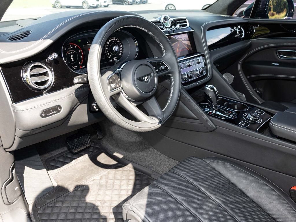 Used 2025 Bentley Bentayga AWD/4WD image 28