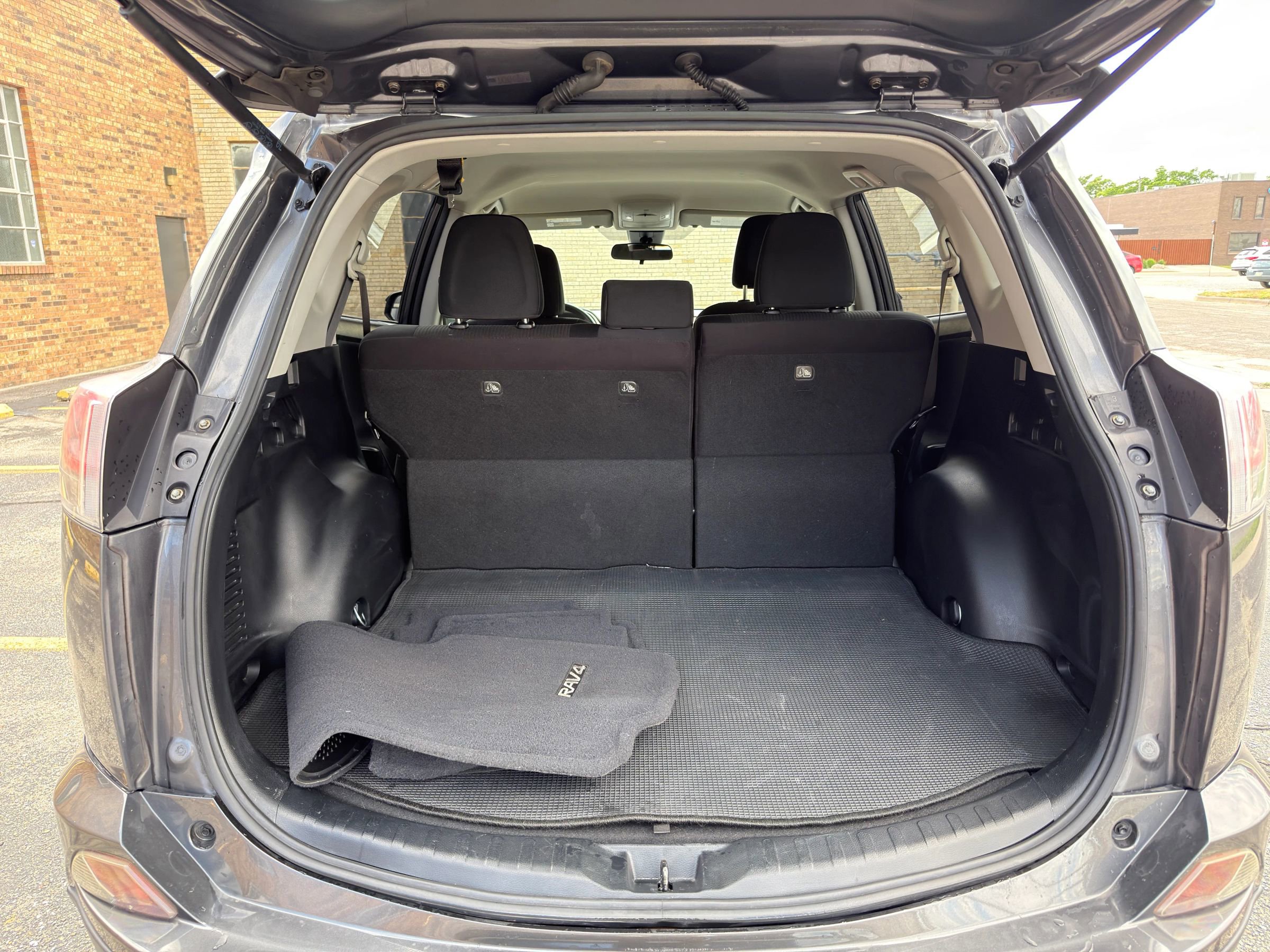 Used 2017 Toyota RAV4 LE FWD image 7