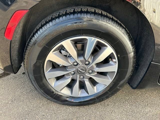 Used 2024 Chrysler Pacifica Limited FWD image 58