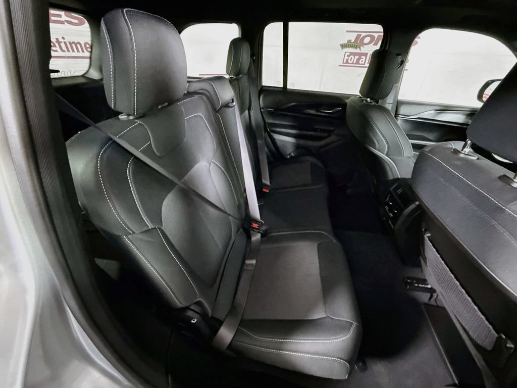 Used 2025 Jeep Grand Cherokee Laredo X AWD/4WD image 30