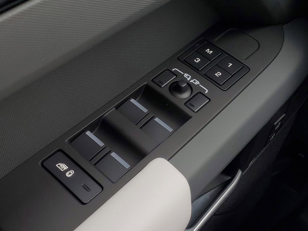 Used 2025 Land Rover Defender 130 X-Dynamic SE image 12