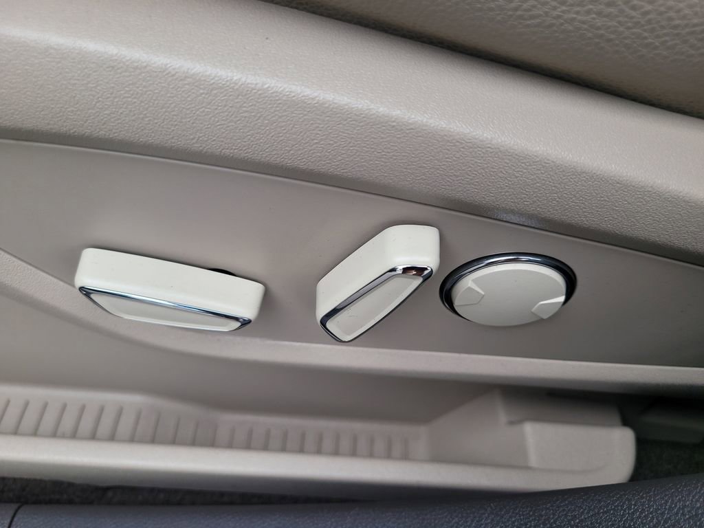 Used 2022 Lincoln Nautilus FWD w/ Premium Package image 18