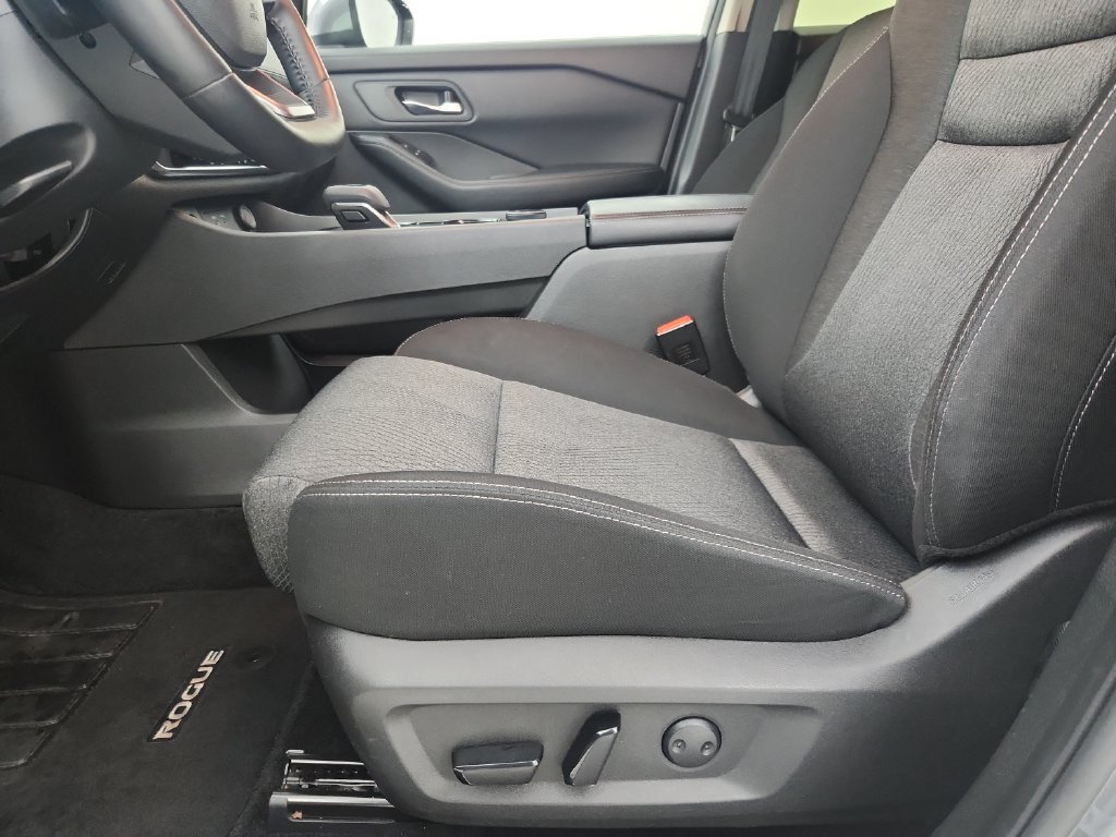 Used 2025 Nissan Rogue SV AWD/4WD image 21