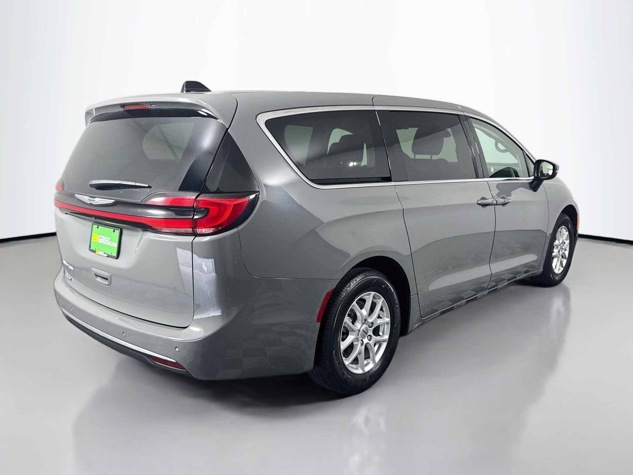 Used 2023 Chrysler Pacifica Touring-L FWD image 10