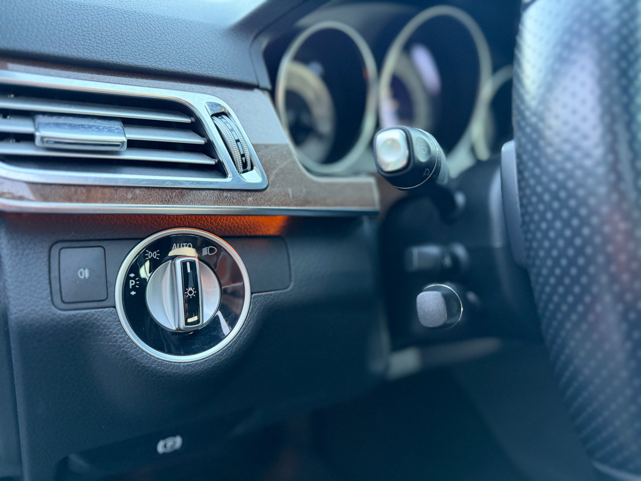 Used 2014 Mercedes-Benz E 350 4MATIC Sedan image 19