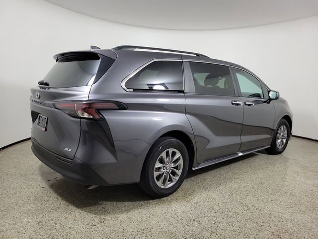 Used 2025 Toyota Sienna XLE image 5