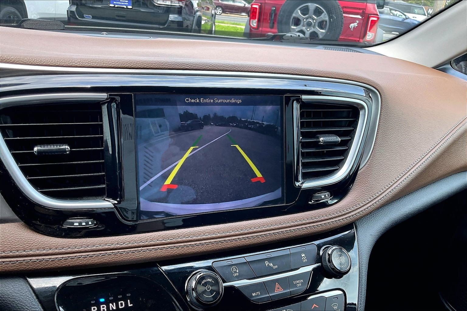 Used 2018 Chrysler Pacifica Limited w/ Tire & Wheel Group FWD image 20