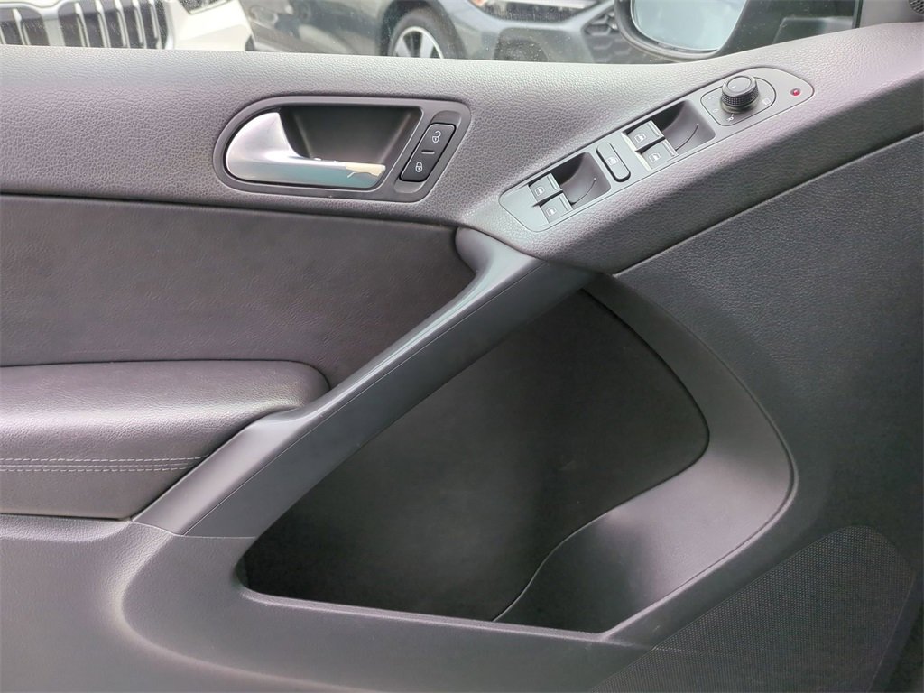 Used 2017 Volkswagen Tiguan S image 10