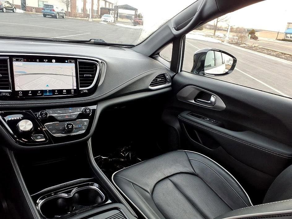 Used 2023 Chrysler Pacifica Limited w/ S Appearance Package image 24