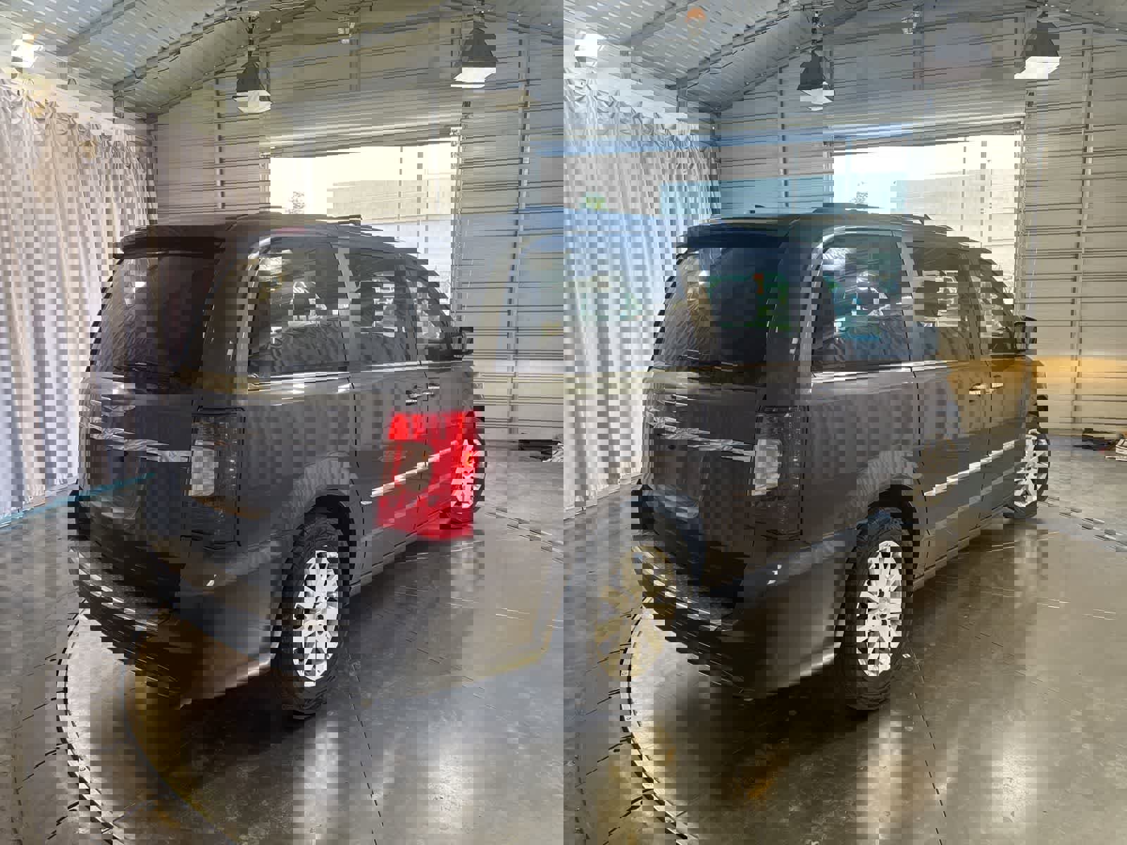 Used 2016 Chrysler Town & Country Touring w/ Driver Convenience Group FWD image 5