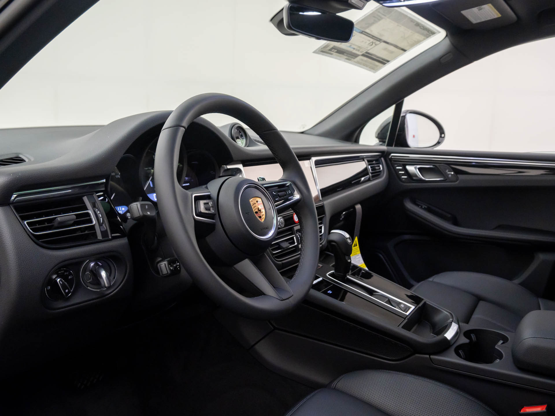 Certified 2026 Porsche Macan AWD/4WD image 4