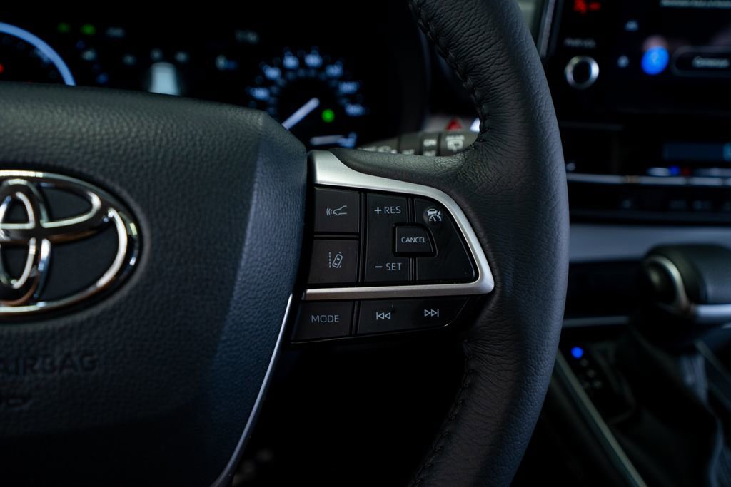 Used 2025 Toyota Sienna XLE image 32