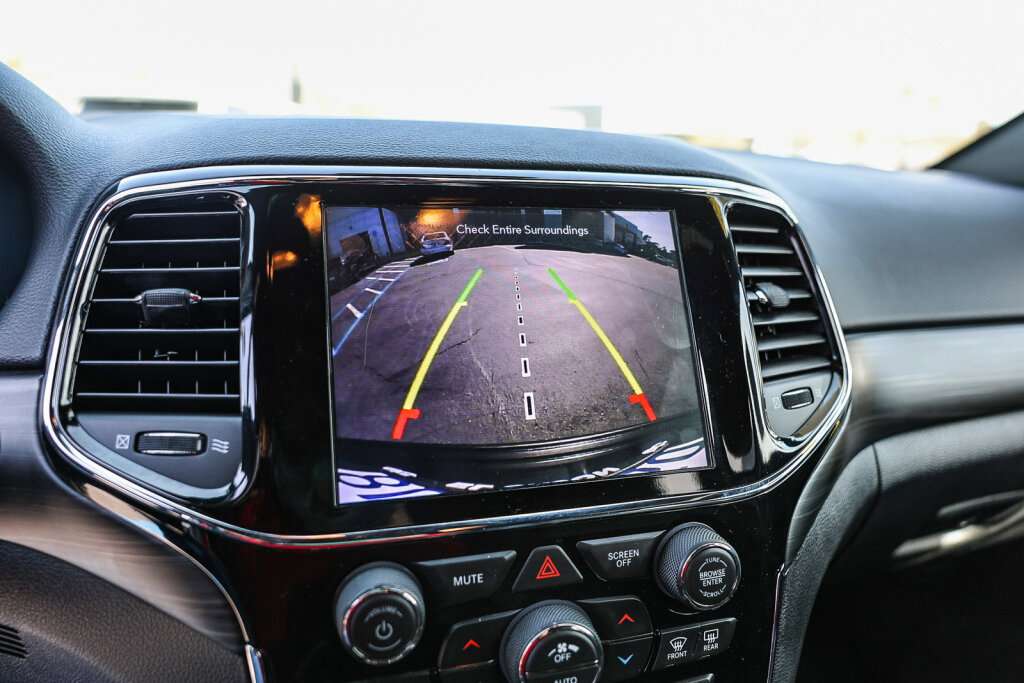 Used 2020 Jeep Grand Cherokee Altitude image 15