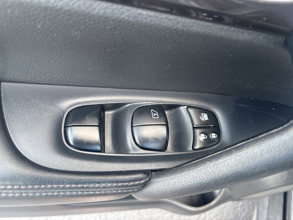 Used 2019 Nissan Rogue S w/ Special Edition Package FWD image 8