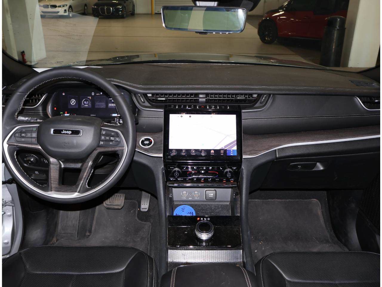 Used 2025 Jeep Grand Cherokee Limited w/ Luxury Tech Group II RWD image 16