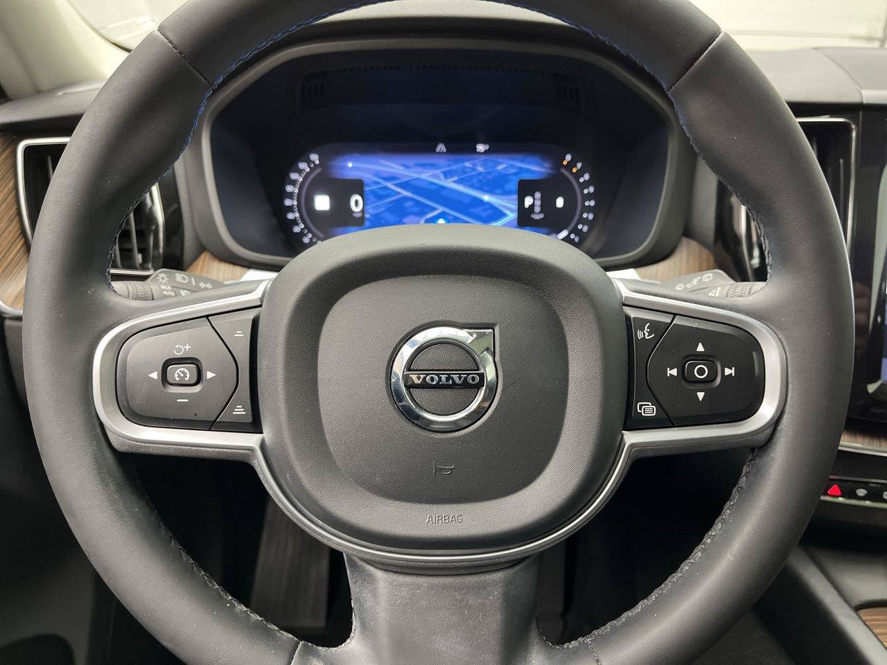 Used 2022 Volvo XC60 B5 Momentum AWD/4WD image 15