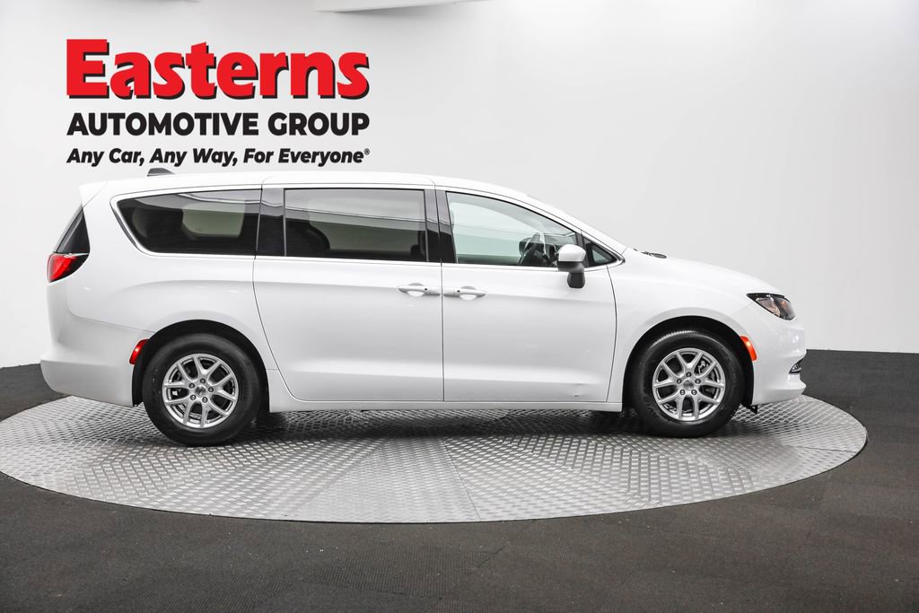 Used 2022 Chrysler Voyager LX image 4