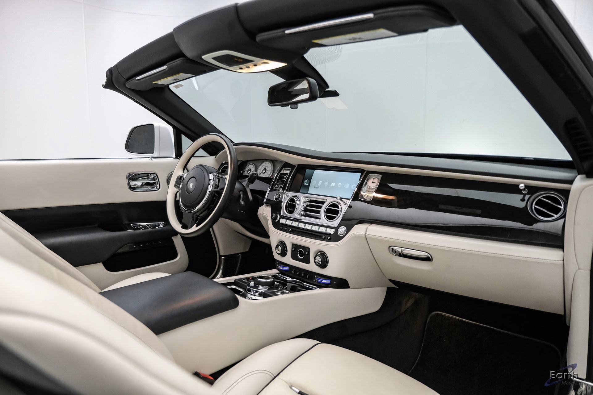 Used 2017 Rolls-Royce Dawn RWD image 54