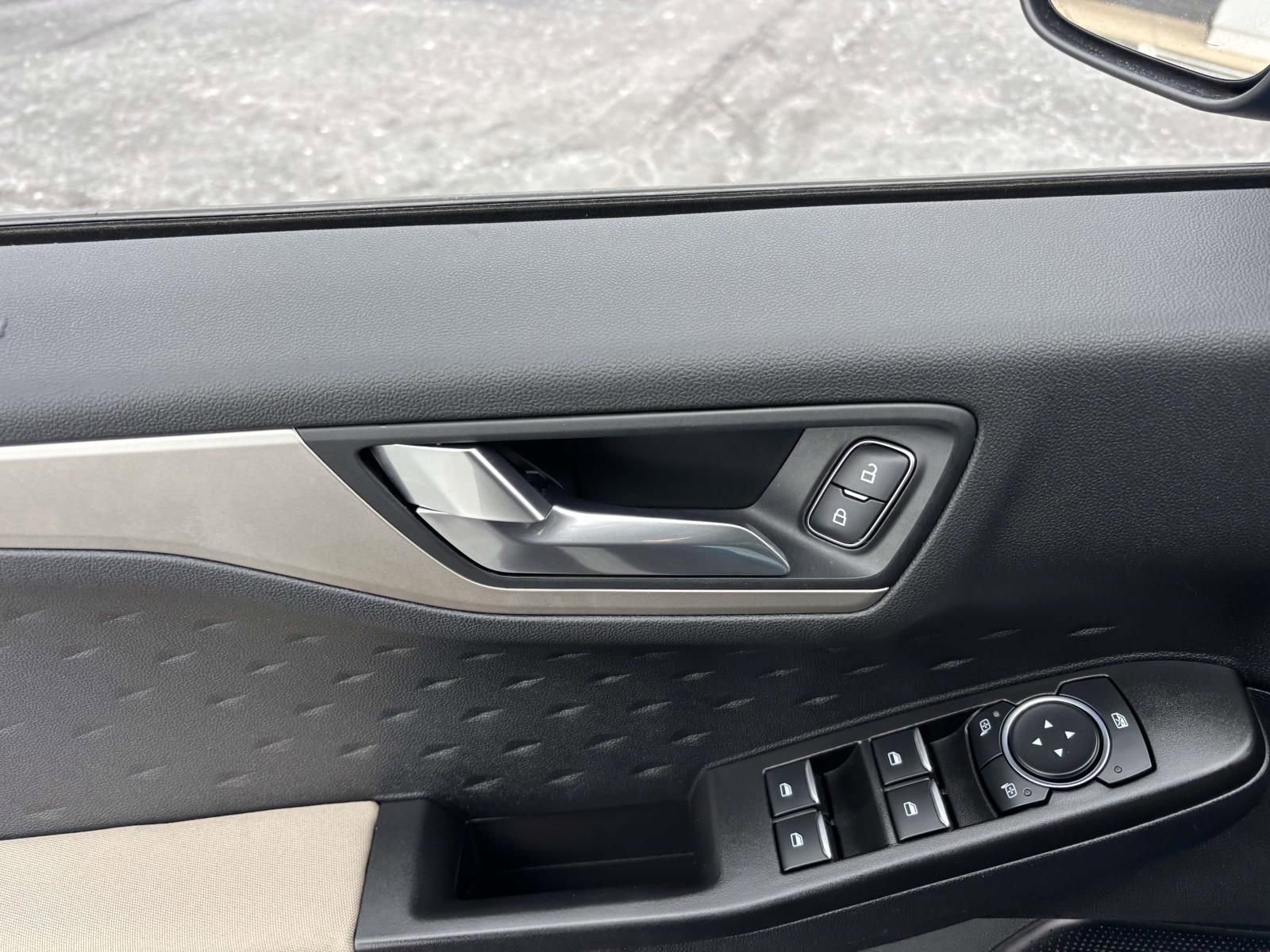 Used 2020 Ford Escape SE image 14