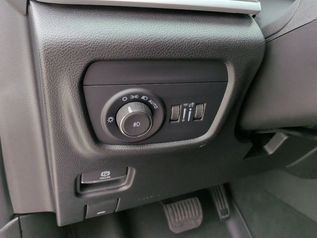 Used 2025 Jeep Grand Cherokee Limited w/ Black Appearance Package RWD image 15