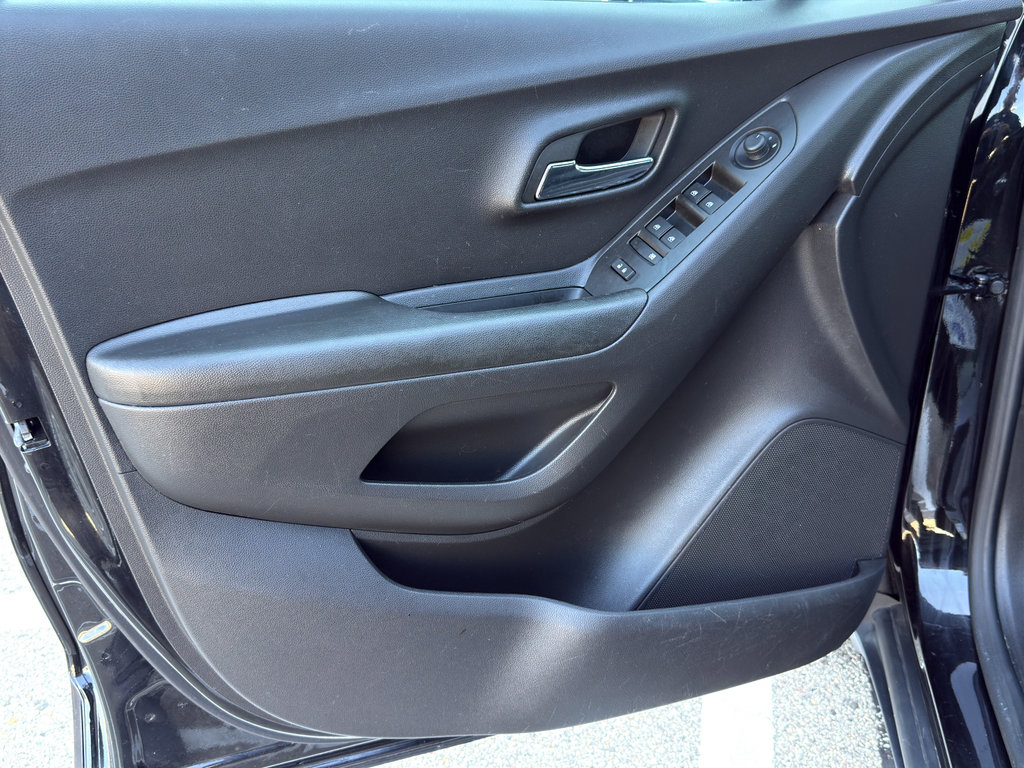 Used 2022 Chevrolet Trax LT w/ Midnight Edition image 12
